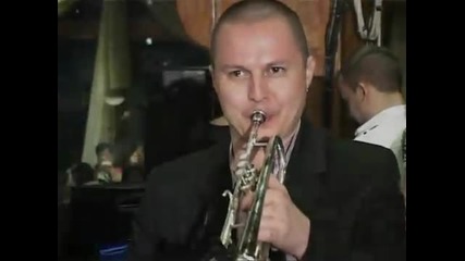 Гъмзата прави шоу на сватба