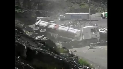 Камион пада от 10 метра 