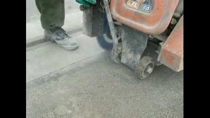 Рязане на фуга в бетон и асфалт с български диамантен инструмен на магистрала Люлин