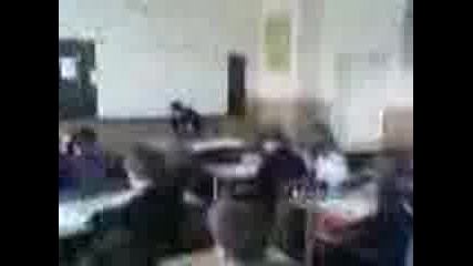 Сашето си играй със стола