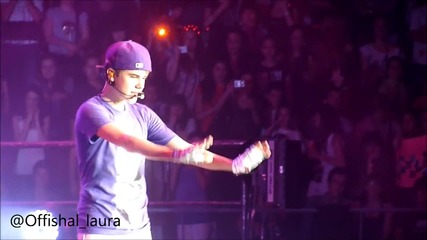 Justin Bieber Спира Концерта Си Заради Сбиване ( Barcelona )