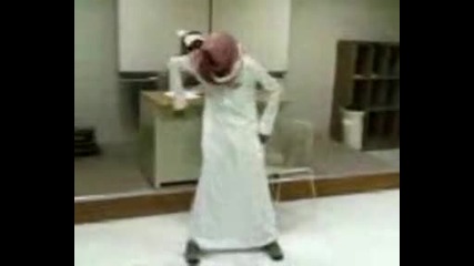 Арабин танцува много яко на песента на Usher - Yeah