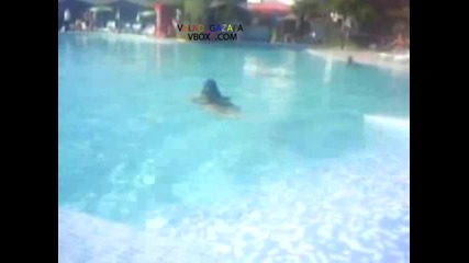 Огромна дама се хвърля в басейн!! 