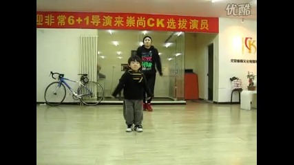 Малко дете танцува hip - hop 