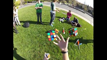 Мъж подрежда три кубчета на Рубик, докато жонглира с тях