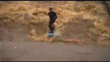 Човек кара сърф при наводнение ! 