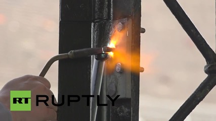 Вратата с надпис "Arbeit macht frei" отново е поставена в концетрационния лагер Дахау след кражба