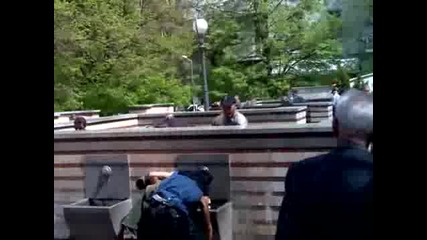 Циганин се къпе на баните пред халите 