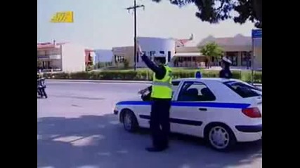 Полицай се опитва да спре моторист много смях