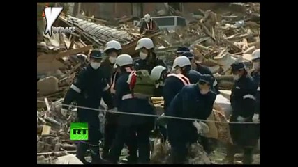Разчистване на отломките след цунамите в Япония 