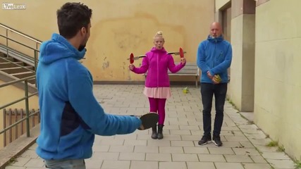 Смело момиче се подлага на опасен номер с ножове