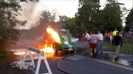 Chevy Corvett се запалва по време на Burnout