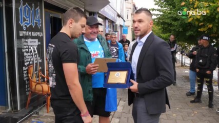 НКП на Левски връчи плакет на Валери Божинов