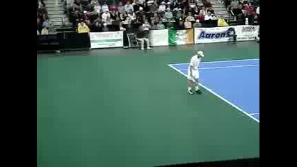 Roddick имитира Аgassi!
