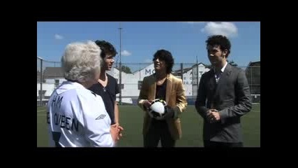 Jonas Brothers vs The Queen - Football