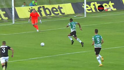 Курьор промуши топката между краката на Вуцов за 1:0
