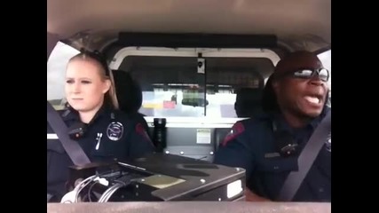 Чудили сте се какво правят полицаите в полицейската кола?