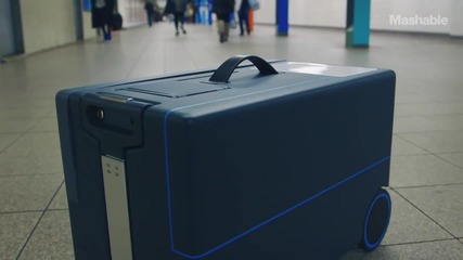 Изобретиха куфар, който сам следва собственика си
