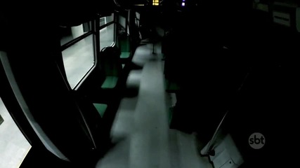 Шега с призрак в метрото изкарва акъла на пътуващите