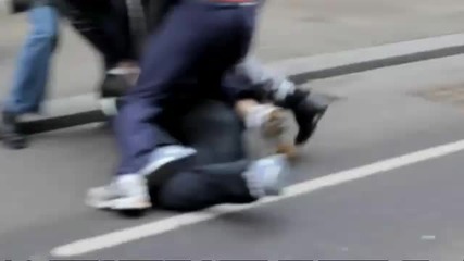 възрастна жена залови крадци 