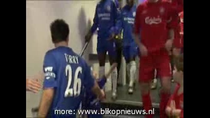 Малко Момче Си Прави Шега С Gerrard