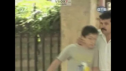 Голи и Смешни Скрита Камера Под Автомобила