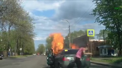 Автомобил внезапно пламва от инцидент по време на движение - Русия