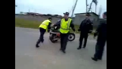 Смях ... Руски полицай кара мотор !!!