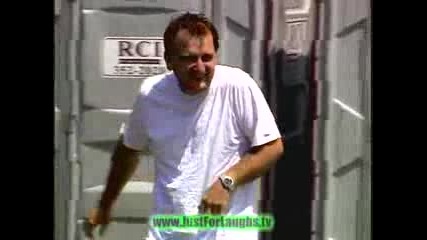 Скрита Камера - В Тоалетната Съм