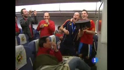 Давид Видя, Шави, Пепе и Серхио Рамос копунясват в Самолета към Испания