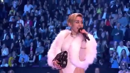 Майли пуши трева на сцената на Mtv Ema 2013