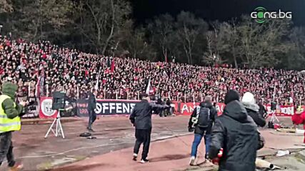 Стойко Сакалиев и Бай Добри изритаха топки към феновете