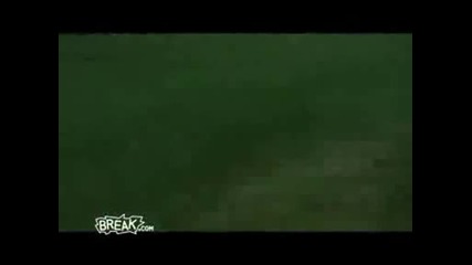 момчета се опитват да загасиat пожар