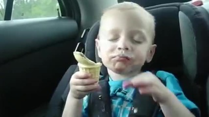 Дете яде сладолед, докато спи!