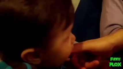Смях .. Бебета за пръв път опитват лимон