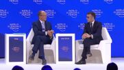 Заради заболяване или инцидент: Макрон се появи със слънчеви очила в Давос