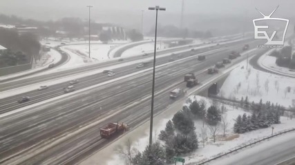 Ето така чистят снега по магистралата в Торонто