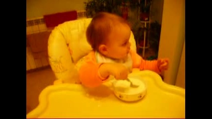 Кали се учи да яде сама ; - )