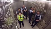 Полицай забиват ритмично в служебния асансьор !