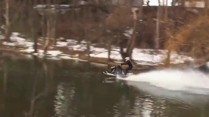Епичен луд скок по вода с моторна шейна!