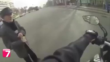 Моторист помага на сляп човек да пресече