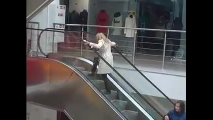 Блондинка срещу ескалатор