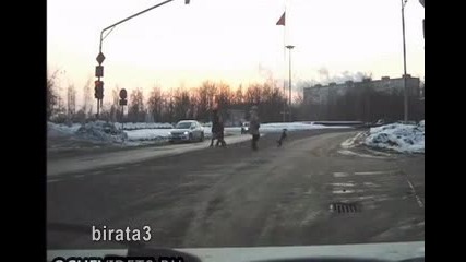 Смях.как куче минава на пешеходна пътека