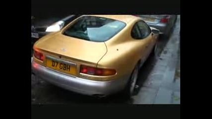 Златен Aston Martin Db7 