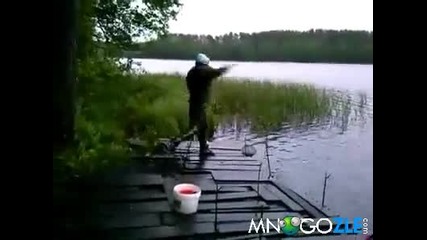 Рибар избухва мощно