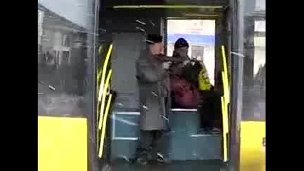 Луд Руснак Спира Автобус С Автомат