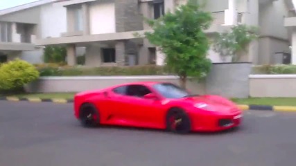 Малчугани подкарват Ferrari F430
