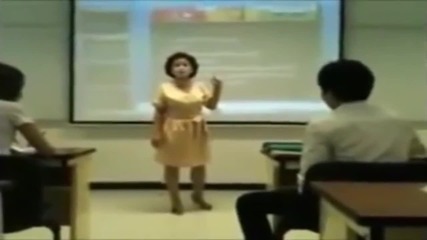 Учителка полудява след като ученик вдига телефона си в час