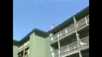 Горящ човек скача от 3 етажна сграда в басеин : - )
