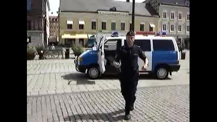 Дрогиран полицай прави шоу на улицата